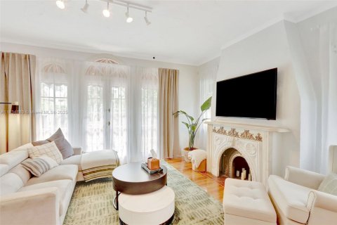 House in Coral Gables, Florida 4 bedrooms, 219.81 sq.m. № 1817101 - photo 4