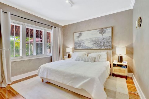 House in Coral Gables, Florida 4 bedrooms, 219.81 sq.m. № 1817101 - photo 8