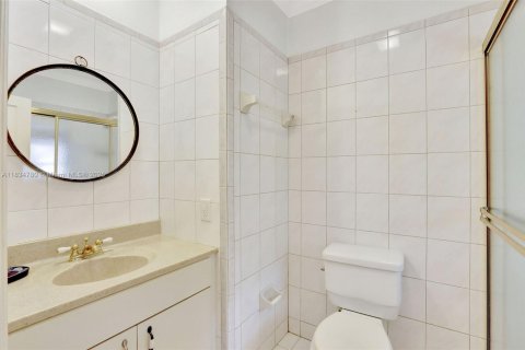 House in Coral Gables, Florida 4 bedrooms, 219.81 sq.m. № 1817101 - photo 14
