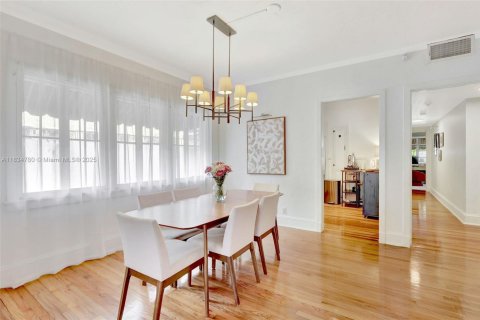 House in Coral Gables, Florida 4 bedrooms, 219.81 sq.m. № 1817101 - photo 6