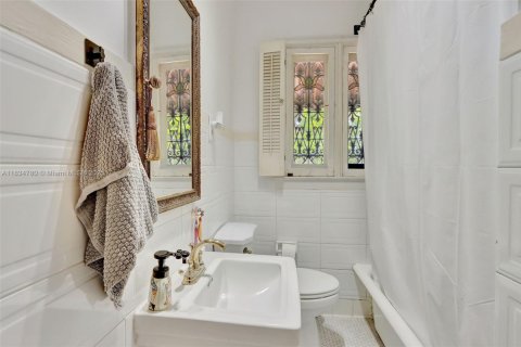 House in Coral Gables, Florida 4 bedrooms, 219.81 sq.m. № 1817101 - photo 9