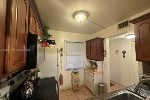 Copropriété à vendre à Sunrise, Floride: 1 chambre, 73.86 m2 № 1978348 - photo 2