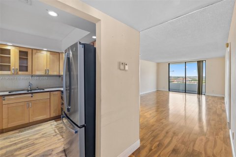 Condo in Hallandale Beach, Florida, 2 bedrooms № 1952837 - photo 6