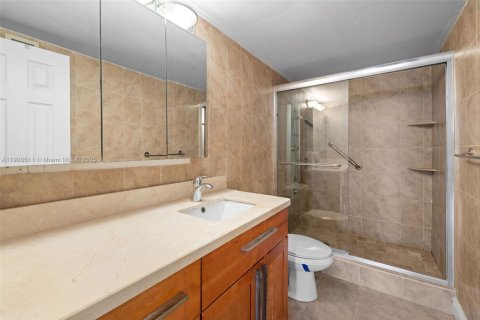 Condo in Hallandale Beach, Florida, 2 bedrooms № 1952837 - photo 16