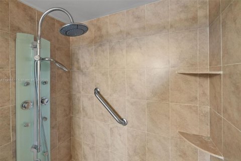 Condo in Hallandale Beach, Florida, 2 bedrooms № 1952837 - photo 15