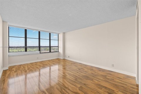 Condo in Hallandale Beach, Florida, 2 bedrooms № 1952837 - photo 10