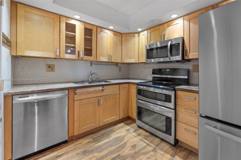 Condo in Hallandale Beach, Florida, 2 bedrooms № 1952837 - photo 8