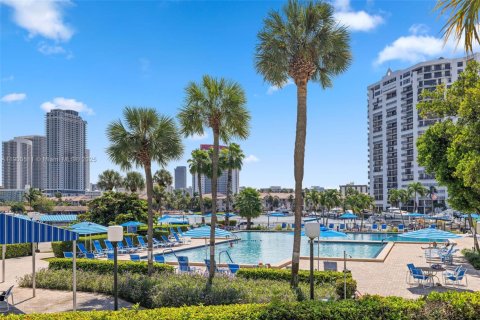 Condo in Hallandale Beach, Florida, 2 bedrooms № 1952837 - photo 1