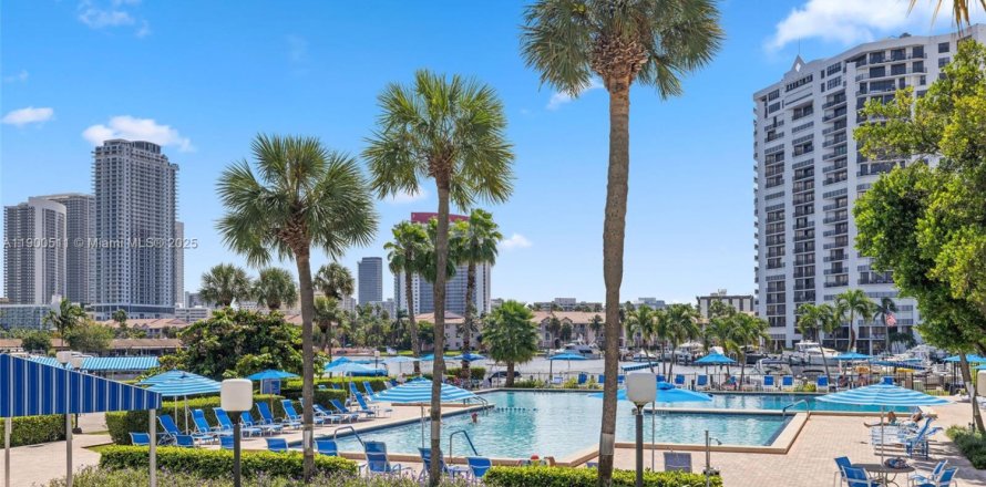 Condo in Hallandale Beach, Florida, 2 bedrooms № 1952837