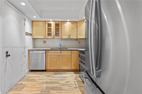 Condo in Hallandale Beach, Florida, 2 bedrooms № 1952837 - photo 9