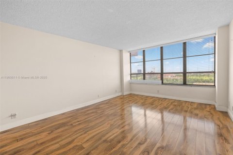 Condo in Hallandale Beach, Florida, 2 bedrooms № 1952837 - photo 11