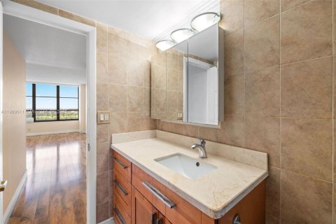 Condo in Hallandale Beach, Florida, 2 bedrooms № 1952837 - photo 17