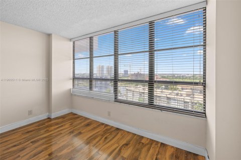 Condo in Hallandale Beach, Florida, 2 bedrooms № 1952837 - photo 12