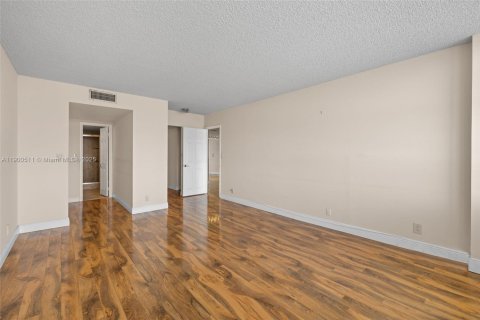 Condo in Hallandale Beach, Florida, 2 bedrooms № 1952837 - photo 13