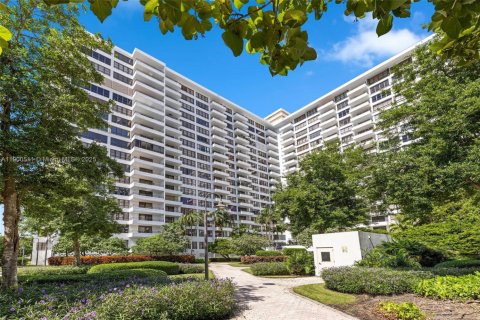 Condo in Hallandale Beach, Florida, 2 bedrooms № 1952837 - photo 2