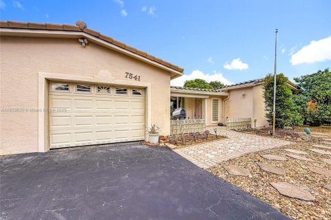 Купить виллу или дом в Мирамар, Флорида 3 спальни, 174.84м2, № 1976106 - фото 2