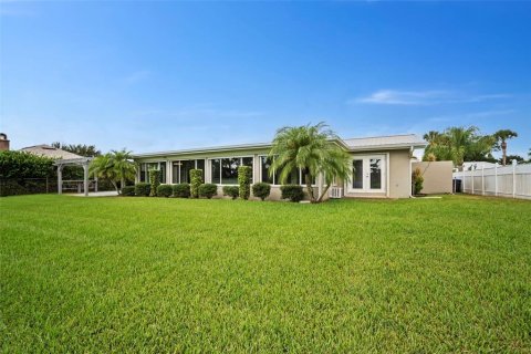 House in Titusville, Florida 4 bedrooms, 186.73 sq.m. № 1823972 - photo 29