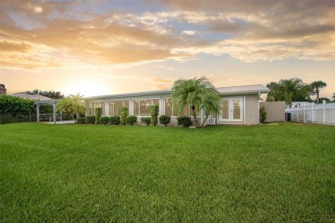 House in Titusville, Florida 4 bedrooms, 186.73 sq.m. № 1823972 - photo 27
