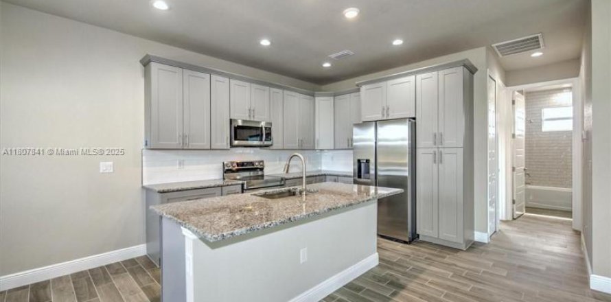 House in Lehigh Acres, Florida 3 bedrooms, 148.64 sq.m. № 1799283