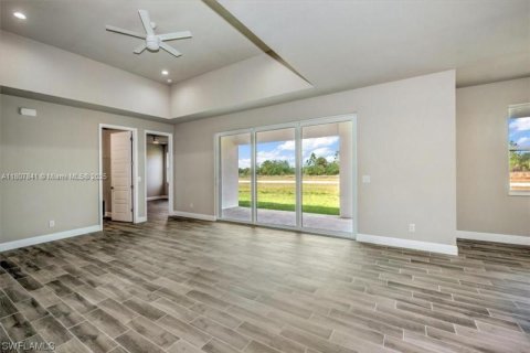 House in Lehigh Acres, Florida 3 bedrooms, 148.64 sq.m. № 1799283 - photo 2