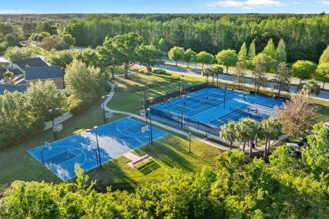 House in Land O' Lakes, Florida 4 bedrooms, 239.22 sq.m. № 2207500 - photo 7