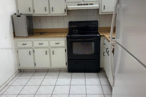 Condo in Lauderdale Lakes, Florida, 2 bedrooms  № 2002707 - photo 11