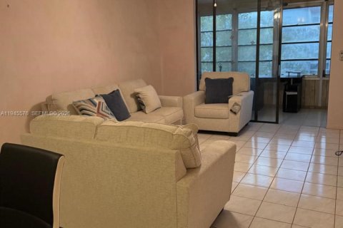 Condo in Lauderdale Lakes, Florida, 2 bedrooms  № 2002707 - photo 2