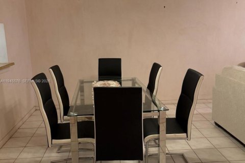 Condo in Lauderdale Lakes, Florida, 2 bedrooms  № 2002707 - photo 5