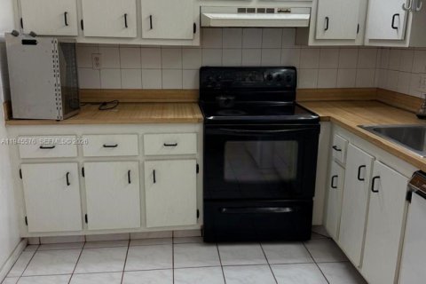 Condo in Lauderdale Lakes, Florida, 2 bedrooms  № 2002707 - photo 10