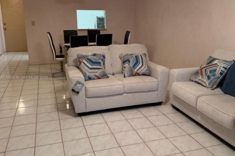 Condo in Lauderdale Lakes, Florida, 2 bedrooms  № 2002707 - photo 4