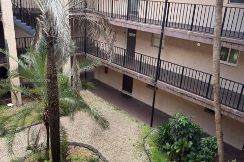 Condo in Lauderdale Lakes, Florida, 2 bedrooms  № 2002707 - photo 14