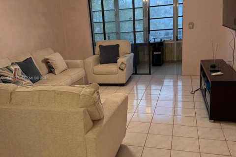 Condo in Lauderdale Lakes, Florida, 2 bedrooms  № 2002707