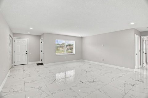 Villa ou maison à vendre à Altamonte Springs, Floride: 4 chambres, 124.12 m2 № 2408718 - photo 5