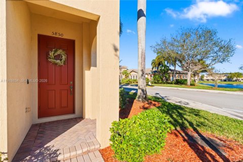 Снять в аренду кондоминиум в Тамарак, Флорида 2 спальни, 100.06м2, № 2006145 - фото 2