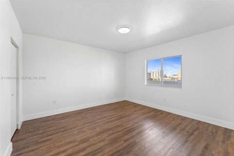 Condo in Miami, Florida, 2 bedrooms  № 2026626 - photo 9