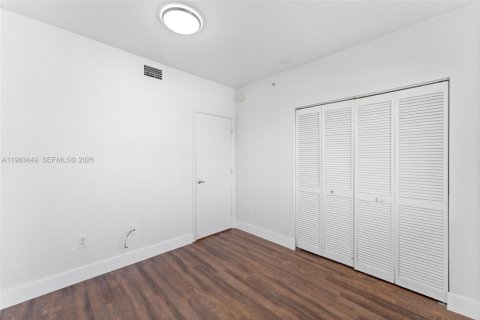 Condo in Miami, Florida, 2 bedrooms  № 2026626 - photo 13