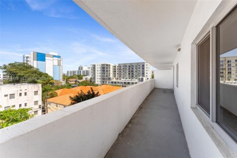 Condo in Miami, Florida, 2 bedrooms  № 2026626 - photo 20