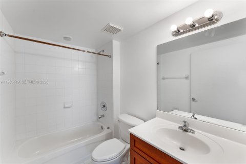 Condo in Miami, Florida, 2 bedrooms  № 2026626 - photo 17