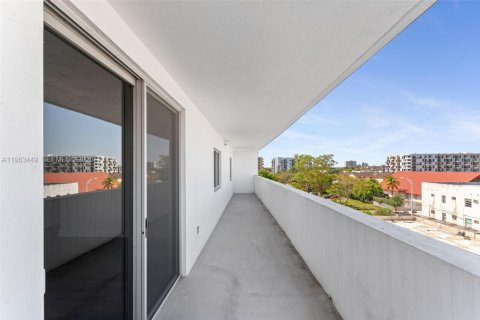 Condo in Miami, Florida, 2 bedrooms  № 2026626 - photo 19
