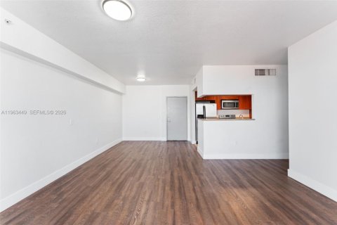 Condo in Miami, Florida, 2 bedrooms  № 2026626 - photo 2