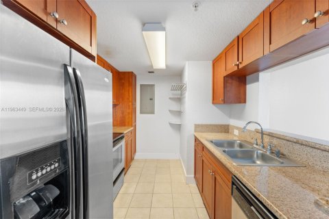 Condo in Miami, Florida, 2 bedrooms  № 2026626 - photo 6