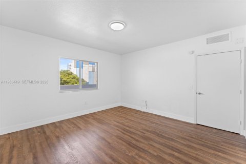 Condo in Miami, Florida, 2 bedrooms  № 2026626 - photo 11