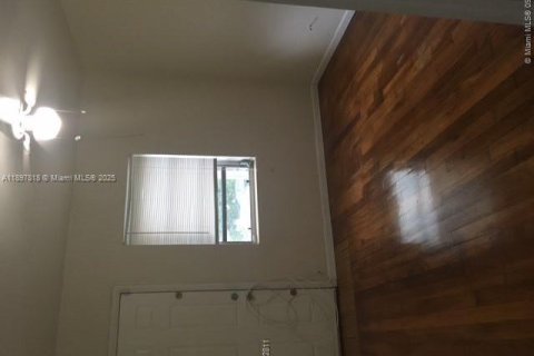 Снять в аренду квартиру в Корал-Гейблс, Флорида 2 спальни, 261.98м2, № 1949152 - фото 1