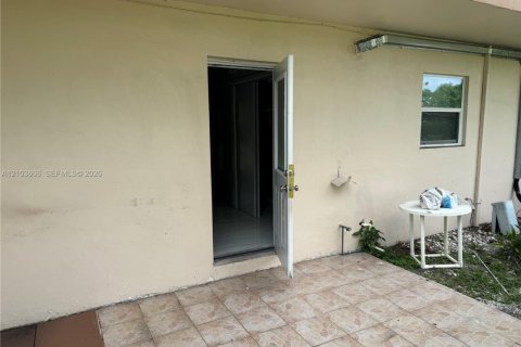 Copropriété à louer à Lauderdale Lakes, Floride: 2 chambres, 85.47 m2 № 2409174 - photo 9