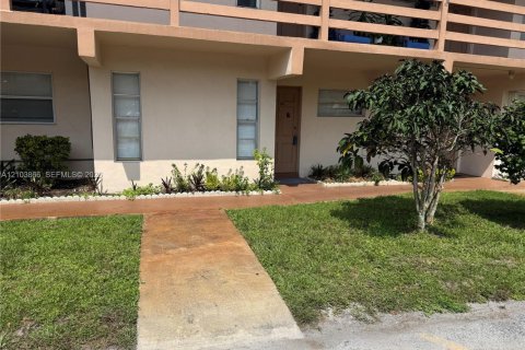 Copropriété à louer à Lauderdale Lakes, Floride: 2 chambres, 85.47 m2 № 2409174 - photo 2