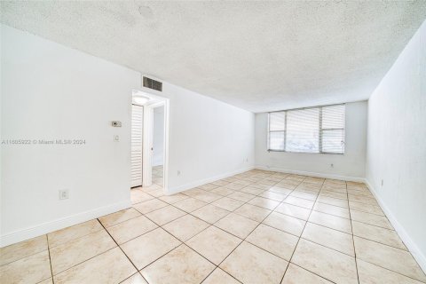 Condo in North Miami, Florida, 1 bedroom № 1985545 - photo 4