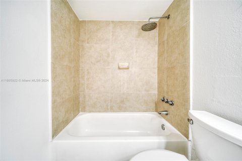 Condo in North Miami, Florida, 1 bedroom № 1985545 - photo 11