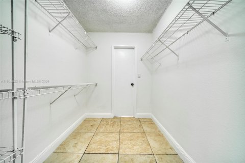Condo in North Miami, Florida, 1 bedroom № 1985545 - photo 12
