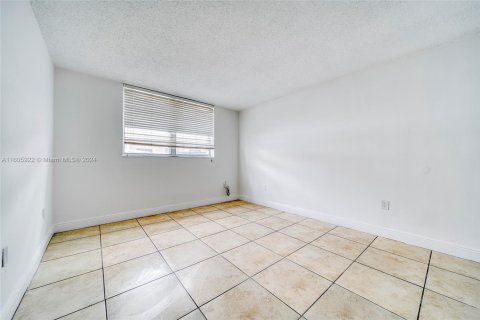 Condo in North Miami, Florida, 1 bedroom № 1985545 - photo 7
