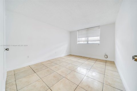 Condo in North Miami, Florida, 1 bedroom № 1985545 - photo 5